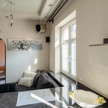 Ale Antresola! - 4 Osobowy Przy Ratuszu Z Parkingiem - Space Apartment Jelenia Gora